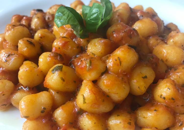 Recipe of Speedy Gnocchetti al sugo di pomodoro e sapori freschi di campo