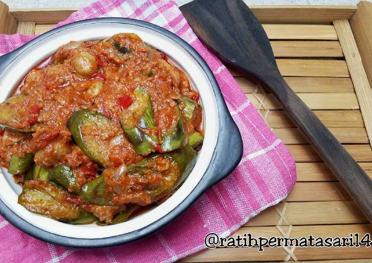 Langkah Mudah untuk Menyiapkan Terong bumbu balado Anti Gagal