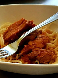 Kakaspörkölt spagettivel recept fotója