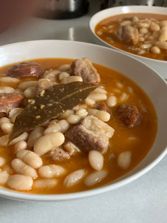 Una foto de Judías de bote con costillas, chorizo y sobrasada, en olla rápida