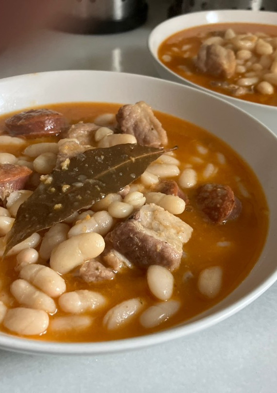 Una foto de Judías de bote con costillas, chorizo y sobrasada, en olla rápida