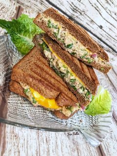 صورة لوصفة توست بالتونة والشيدر 🥪