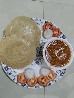 છોલે ભટુરે (Chhole Bhature Recipe In Gujarati) રેસીપી મુખ્ય ફોટો
