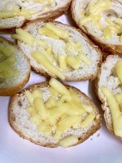 Hình của món Bánh mì nướng phô mai Mozzarella.