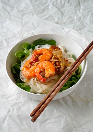 Hình của món Phở trộn tôm thịt sốt me.