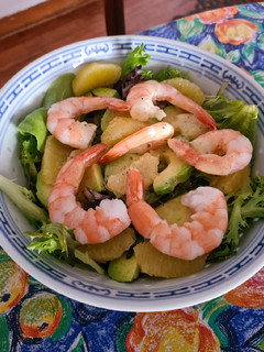 Una foto de Ensalada de camarón con naranja y aguacate