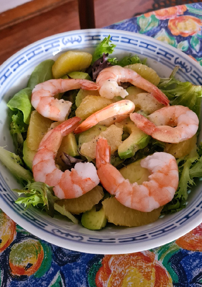 Una foto de Ensalada de camarón con naranja y aguacate