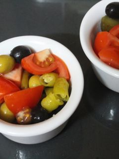 Una foto de Ensalada simple individual con guindilla