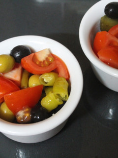 Una foto de Ensalada simple individual con guindilla