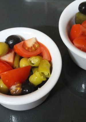 Una foto de Ensalada simple individual con guindilla