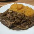 Hígado encebollado al disco con puré mixto