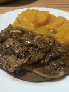 Una foto de Hígado encebollado al disco con puré mixto