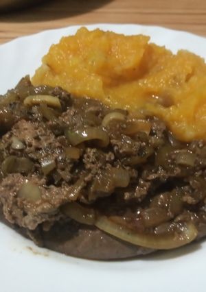 Una foto de Hígado encebollado al disco con puré mixto