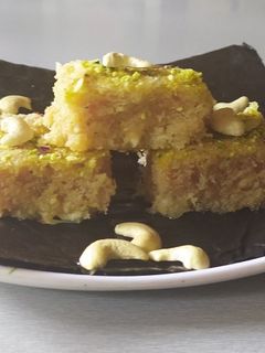 કાજુ કોપરા પાક(kaju paak recipe in gujarati) રેસીપી મુખ્ય ફોટો