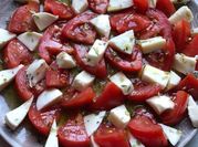 Una foto de ensalada caprese