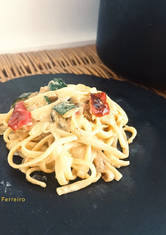 Una foto de Tallarines carbonara con verduras