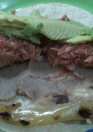 Una foto de Taco suizo de atún ahumado