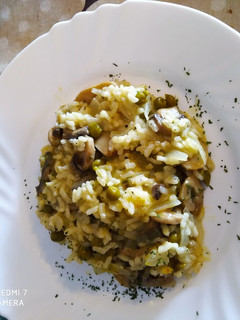 Una foto de Risotto con champiñones y quisantes