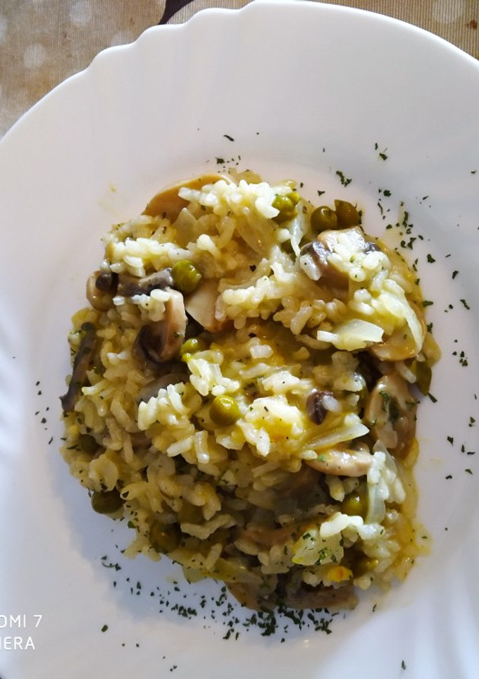 Una foto de Risotto con champiñones y quisantes