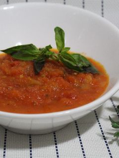 Una foto de Salsa natural de tomates con albahaca