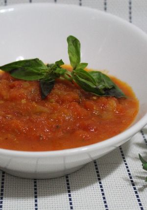 Una foto de Salsa natural de tomates con albahaca