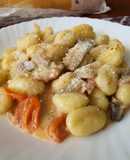 Ñoquis en salsa cremosa con cherrys