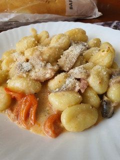 Una foto de Ñoquis en salsa cremosa con cherrys