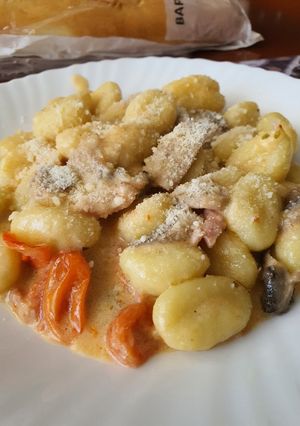Una foto de Ñoquis en salsa cremosa con cherrys