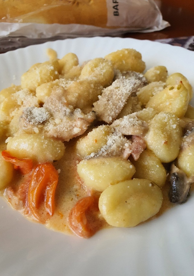 Una foto de Ñoquis en salsa cremosa con cherrys