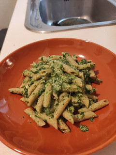 Una foto de Pasta con pesto de espinacas