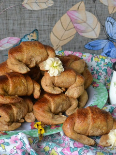 Una foto de Medialunas integrales sin azúcar rellenas de dulce de membrillo🥐