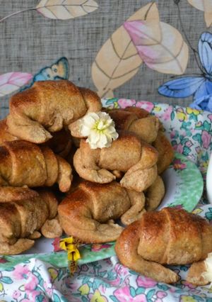 Una foto de Medialunas integrales sin azúcar rellenas de dulce de membrillo🥐