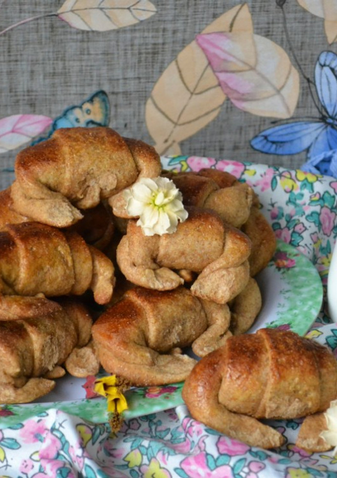 Una foto de Medialunas integrales sin azúcar rellenas de dulce de membrillo🥐