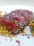 Tataki di fassone con salsa teriyaki e porro fritto