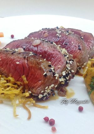 Foto di Tataki di fassone con salsa teriyaki e porro fritto
