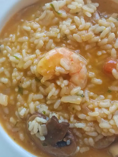 Una foto de Meloso de arroz y setas con gambas al ajillo