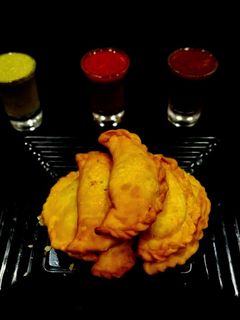 તીખા ઘુઘરા (Tikha Ghughra Recipe In Gujarati) રેસીપી મુખ્ય ફોટો