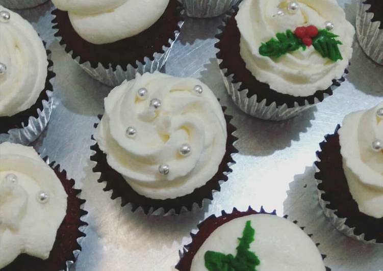 Christmas Red Velvet Cupcakes