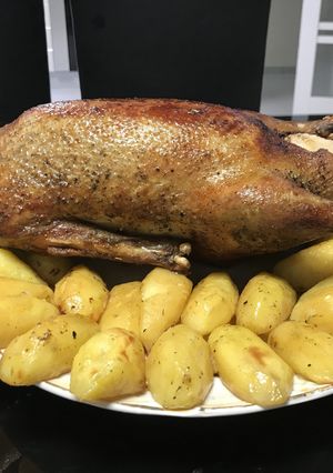 Фото Рождественская утка с яблоками и картофелем.