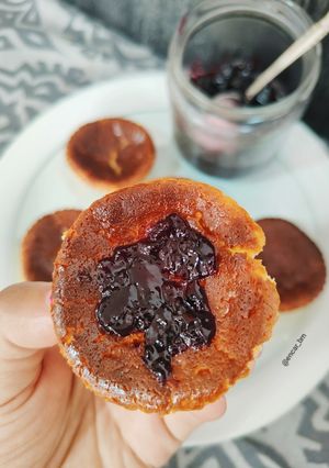 Una foto de Tartitas de queso de cabra con mermelada casera de arándanos