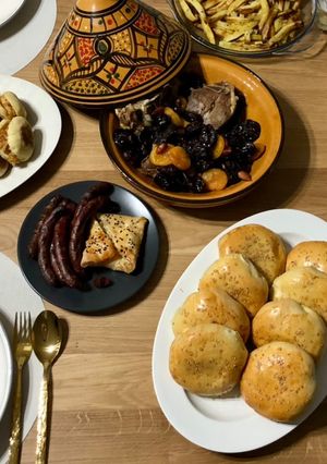 Une photo de Tajine pruneaux et abricots,amandes