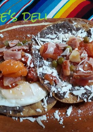 A picture of Huevos Motuleños.