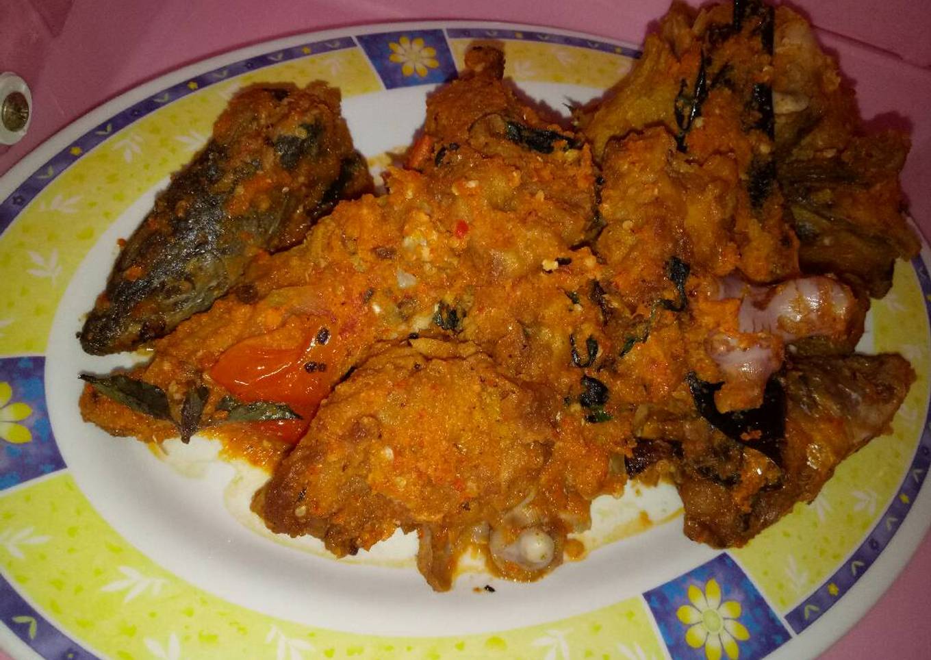 Ikan Cakalang dan Ayam Balado Kemangi Pedes Gila