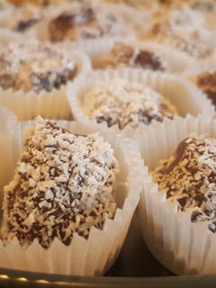 Une photo de Truffes au chocolat et noix de coco râpée