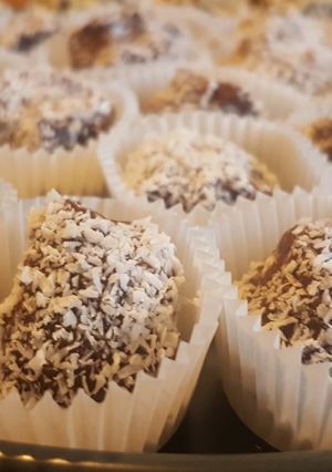 Une photo de Truffes au chocolat et noix de coco râpée