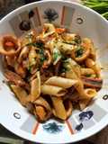 Salteado de mariscos y fideos
