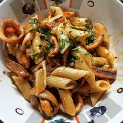 Una foto de Salteado de mariscos y fideos