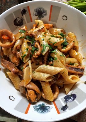 Una foto de Salteado de mariscos y fideos