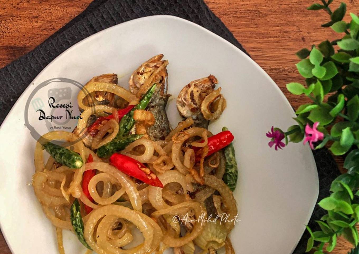 Ikan asin goreng bawang putih