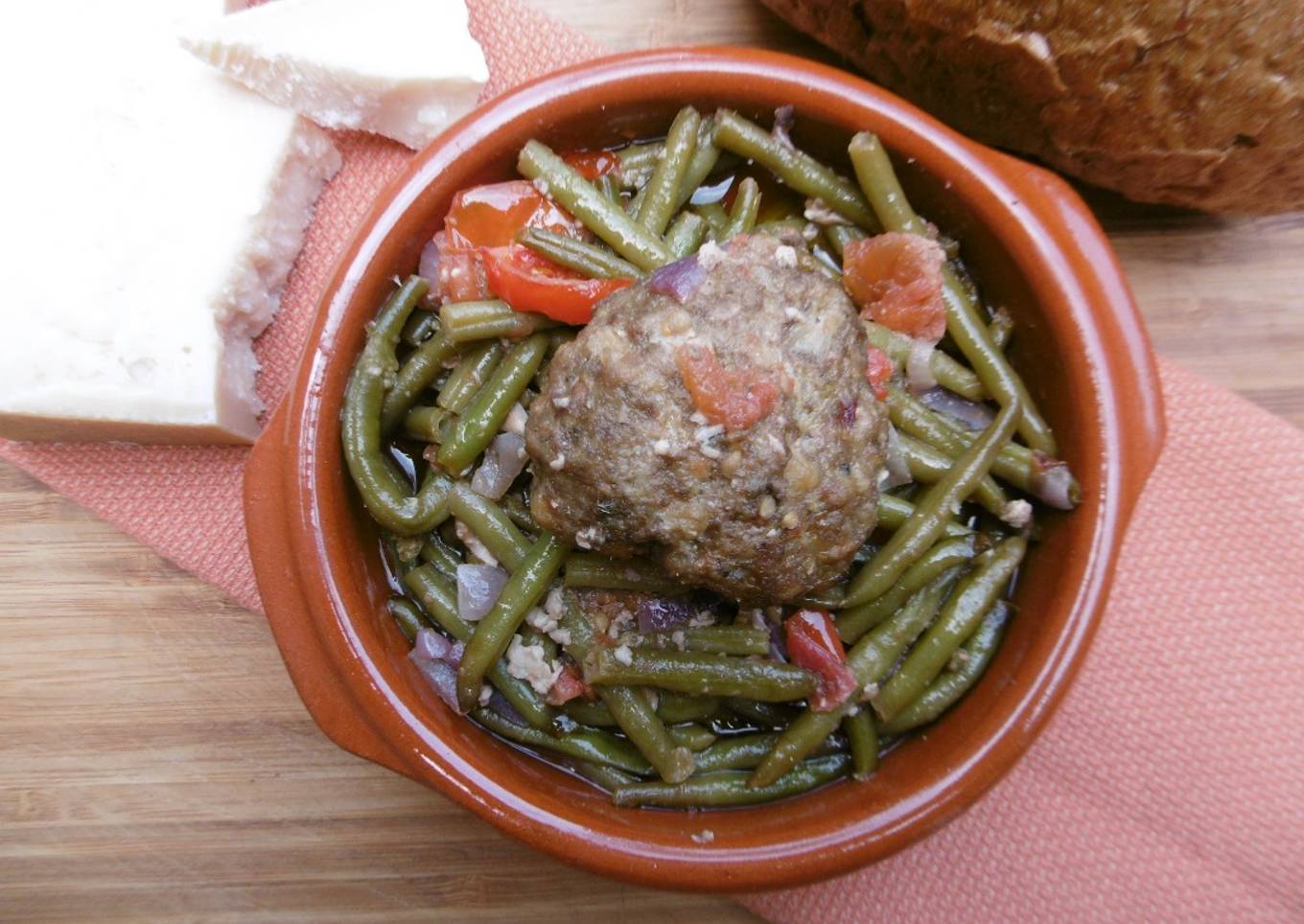 Baked green beans & hamburgers (fasolakia me mbiftekia sto fourno)